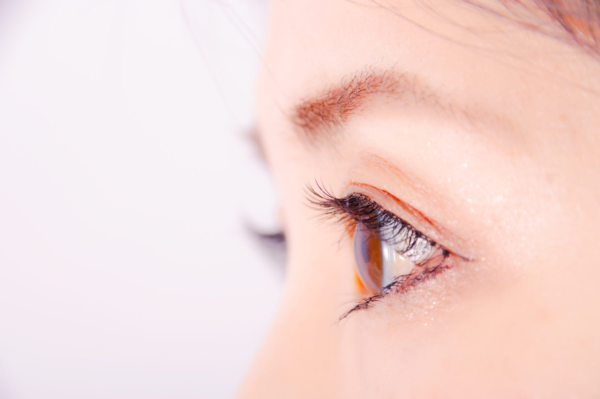 並行二重の女性の目元