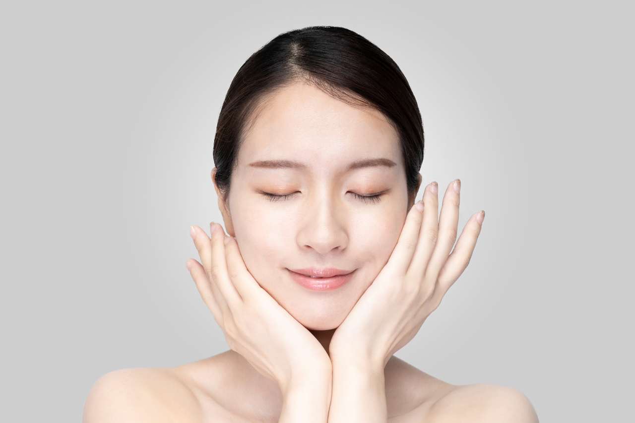 切開リフトを受けるか悩む女性