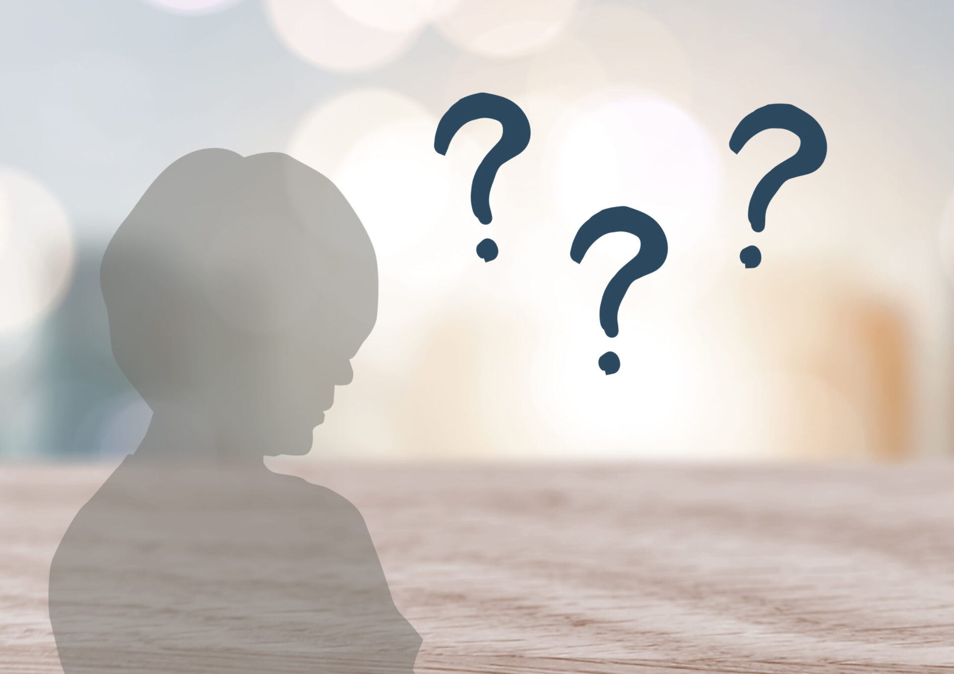 どの二重手術をするべきか悩む女性のシルエット