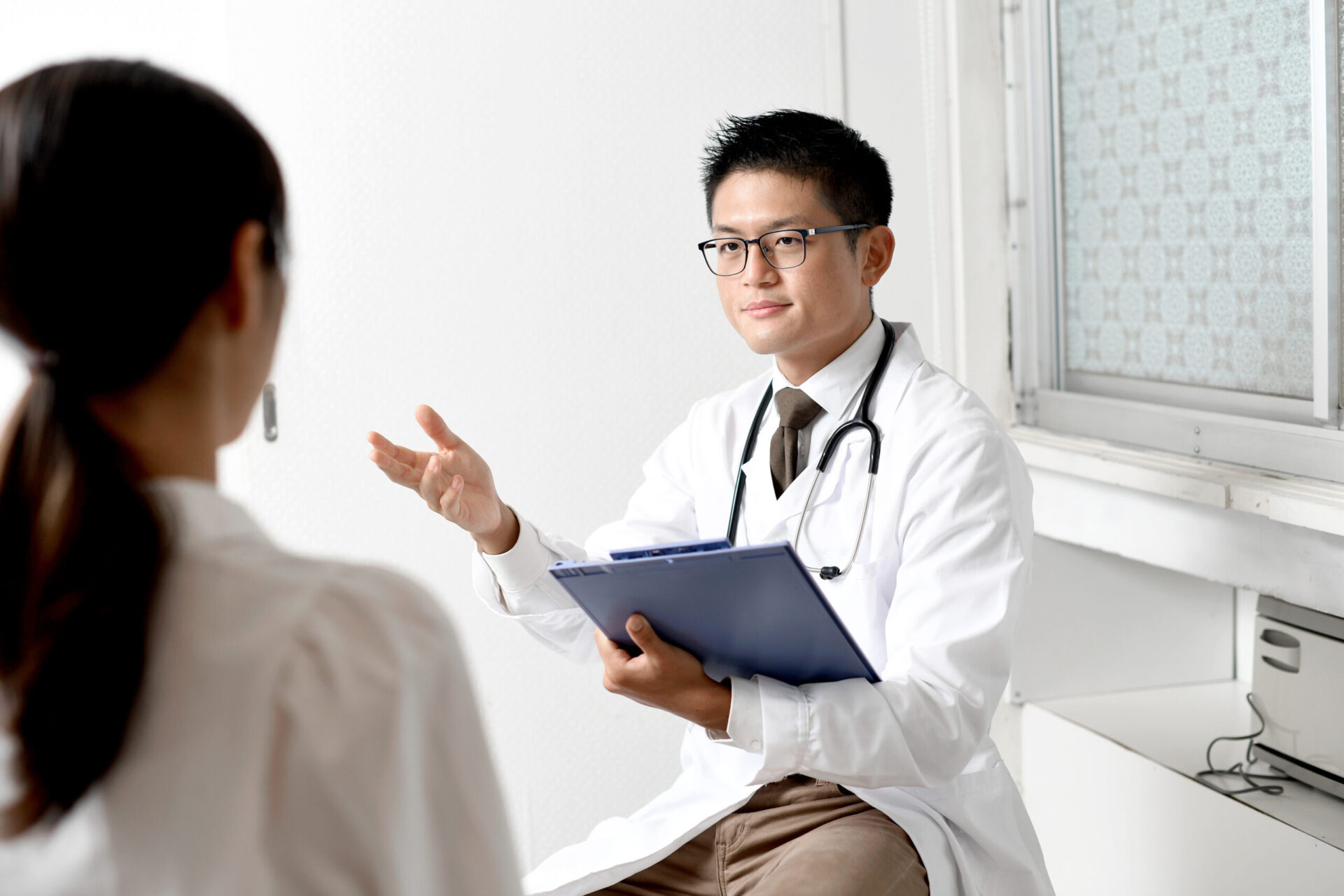 医師の診察を受ける女性