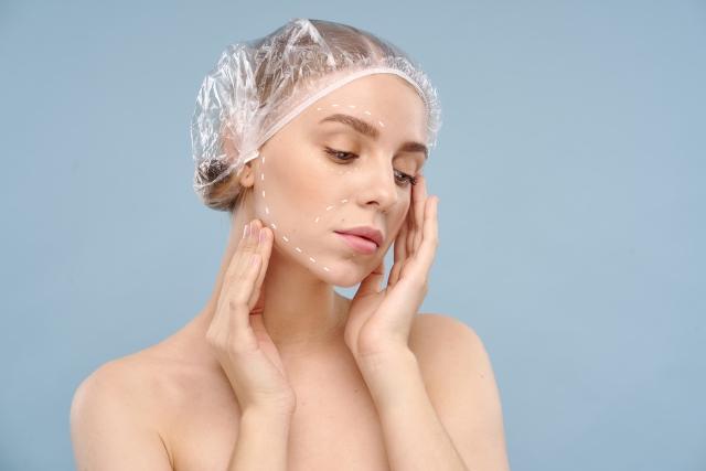 フェイスリフト術を受ける女性の画像