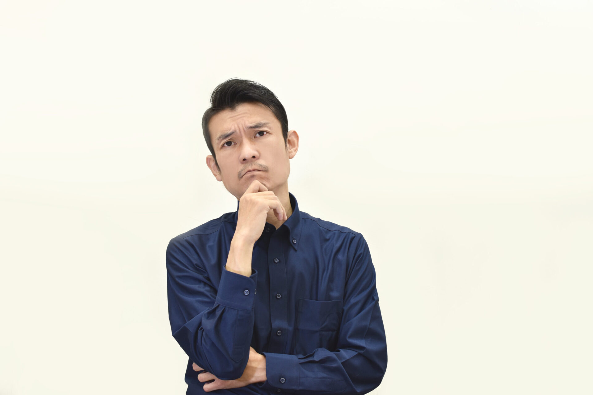 男性が老けて見える原因を考える人の画像